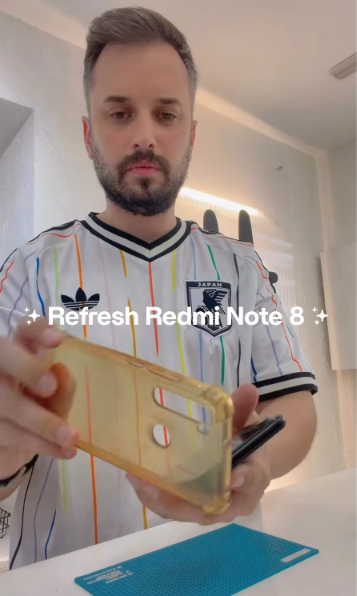 Sobre Nosotros 1 David, fundador de Hashtagmovil, en la tienda de Jaén
